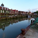 Dienstag ist Spiegeltag   Im Hafen von Neuharlingersiel 