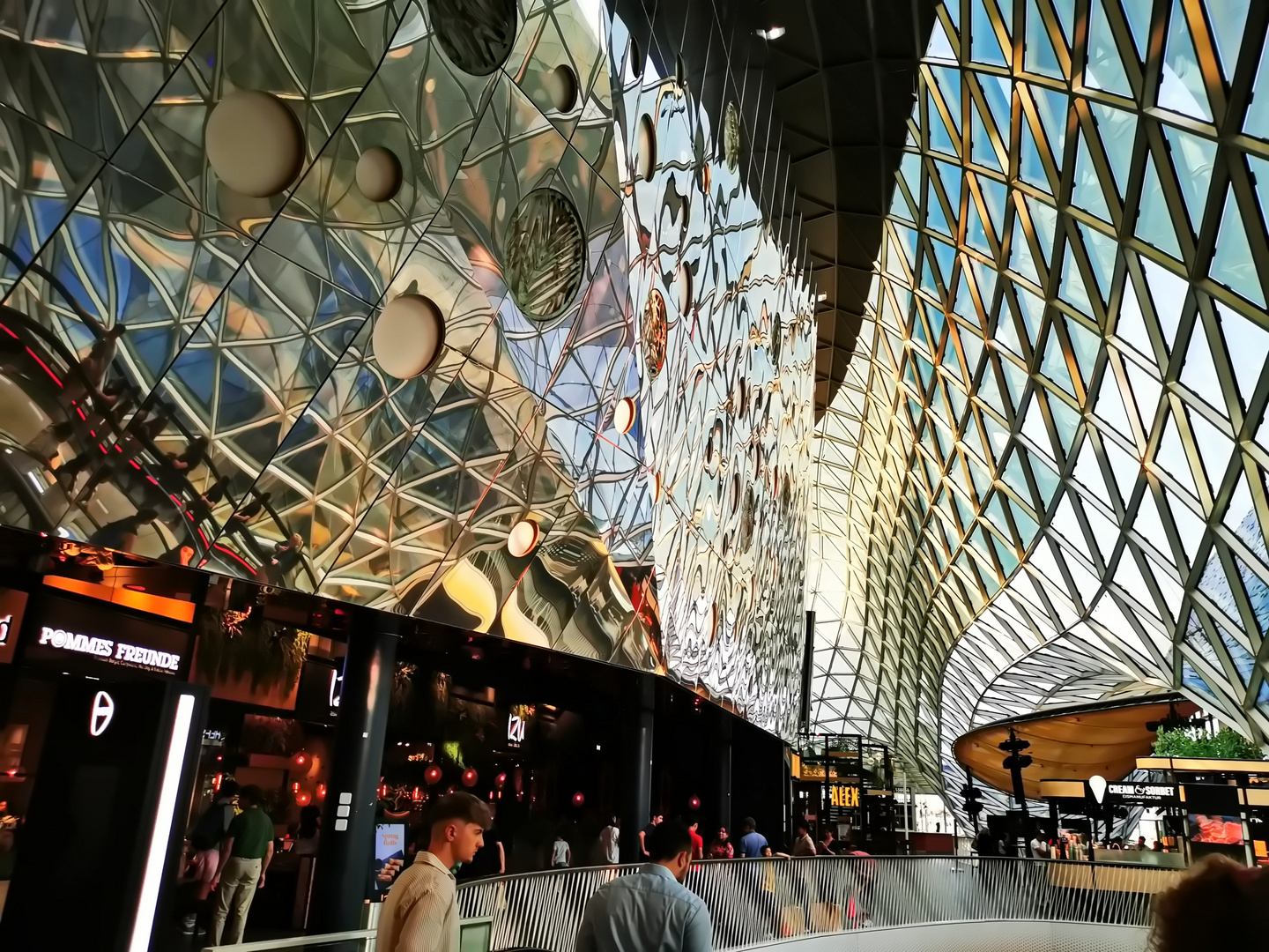 Dienstag ist Spiegeltag - Innenaufnahme im Kaufhaus MyZeil in Frankfurt