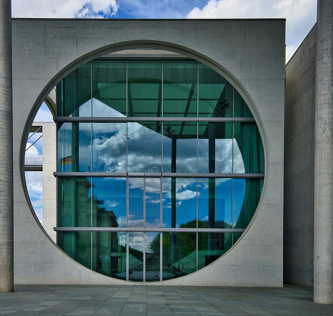 Dienstag ist Spiegeltag mit Spiegelung des Reichstag