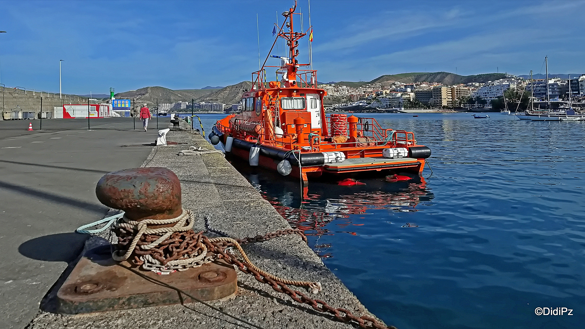 Dienstag ist Spiegeltag: Pier von Arguineguín mit Feuerlöschschiff ...