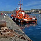 Dienstag ist Spiegeltag: Pier von Arguineguín mit Feuerlöschschiff ...