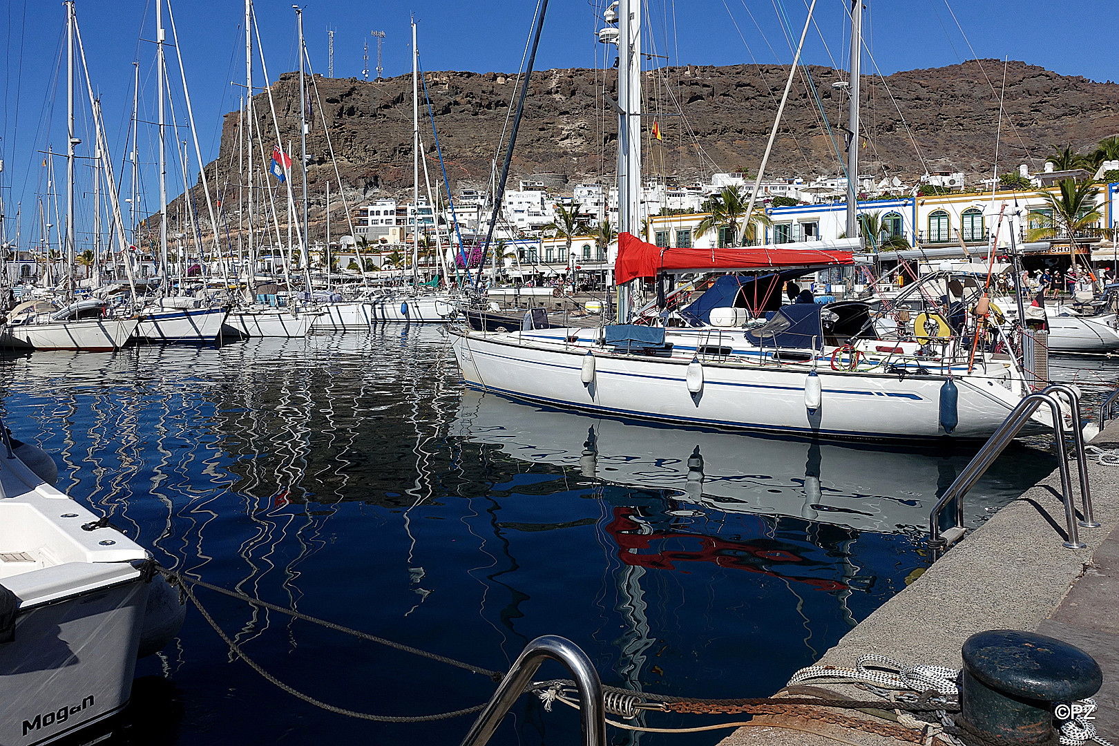   Dienstag ist Spiegeltag: Puerto de Mogan ...  