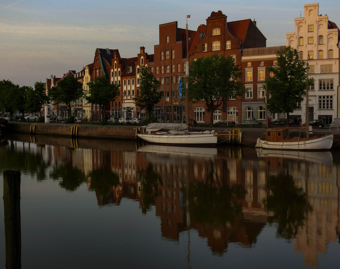 Dienstag ist Spiegeltag: Samstagspiegelung in Lübeck...