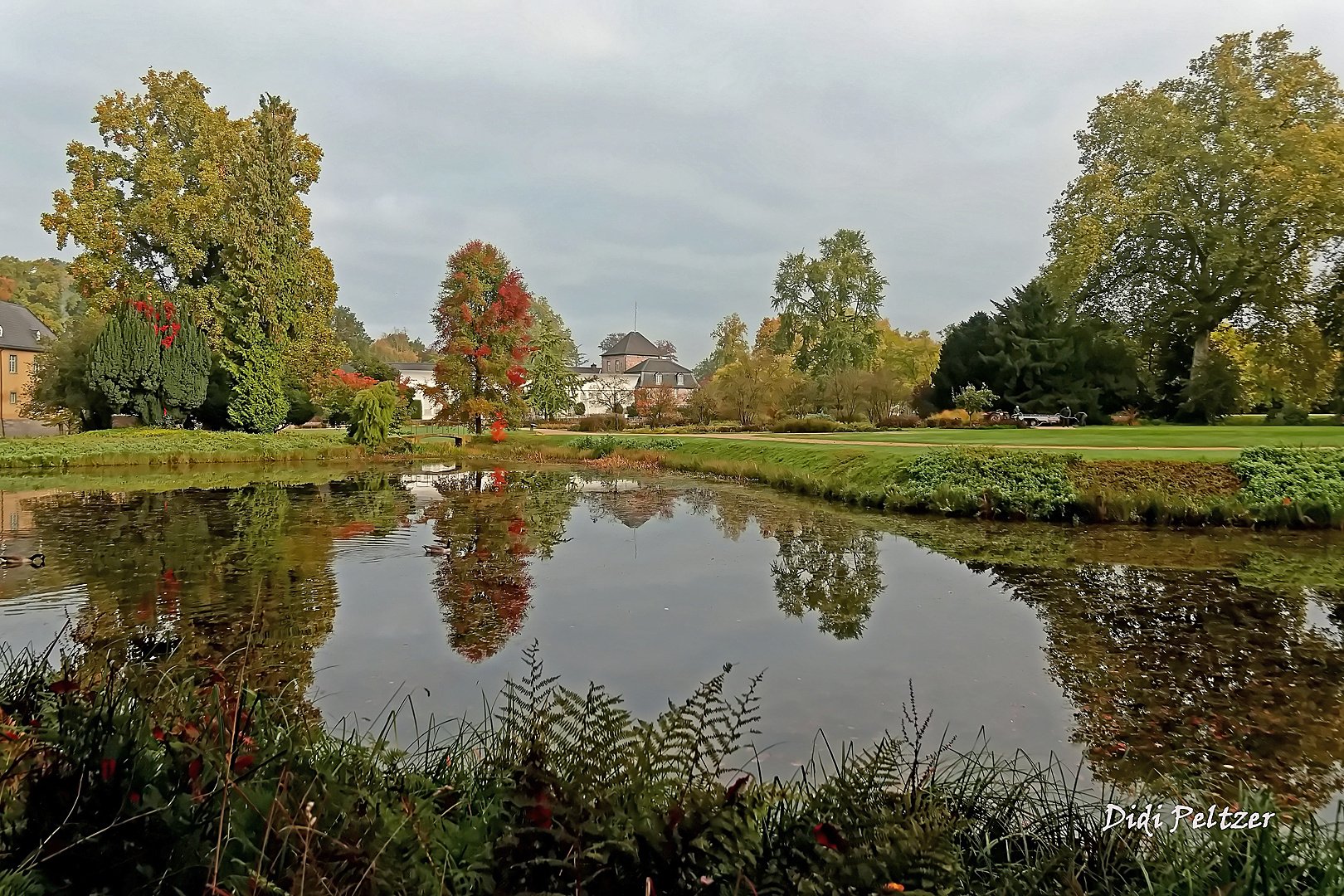 Dienstag ist Spiegeltag: Schloss Dyck,  Blick über den Weiher zur Orangerie ... 