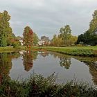 Dienstag ist Spiegeltag: Schloss Dyck,  Blick über den Weiher zur Orangerie ... 