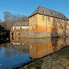 Dienstag ist Spiegeltag: Schloss Dyck, Blick vom Park auf den Stallhof ...