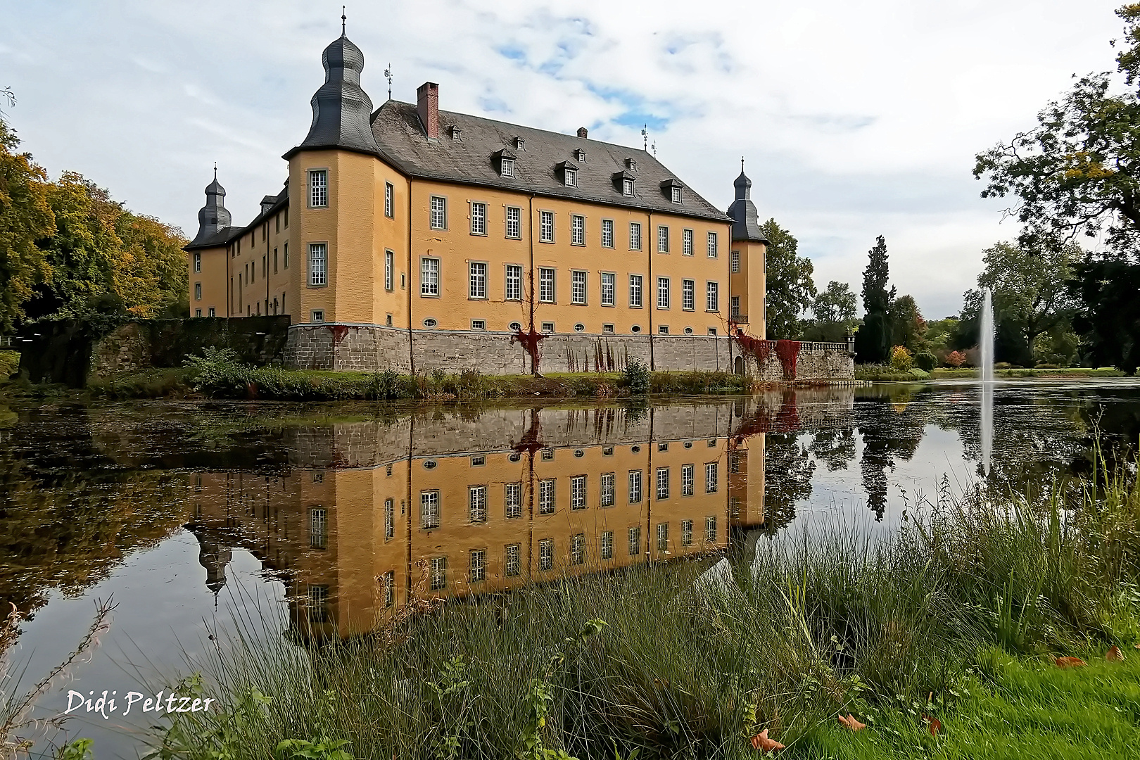 Dienstag ist Spiegeltag: Schloss Dyck im Spiegel des Weihers ...