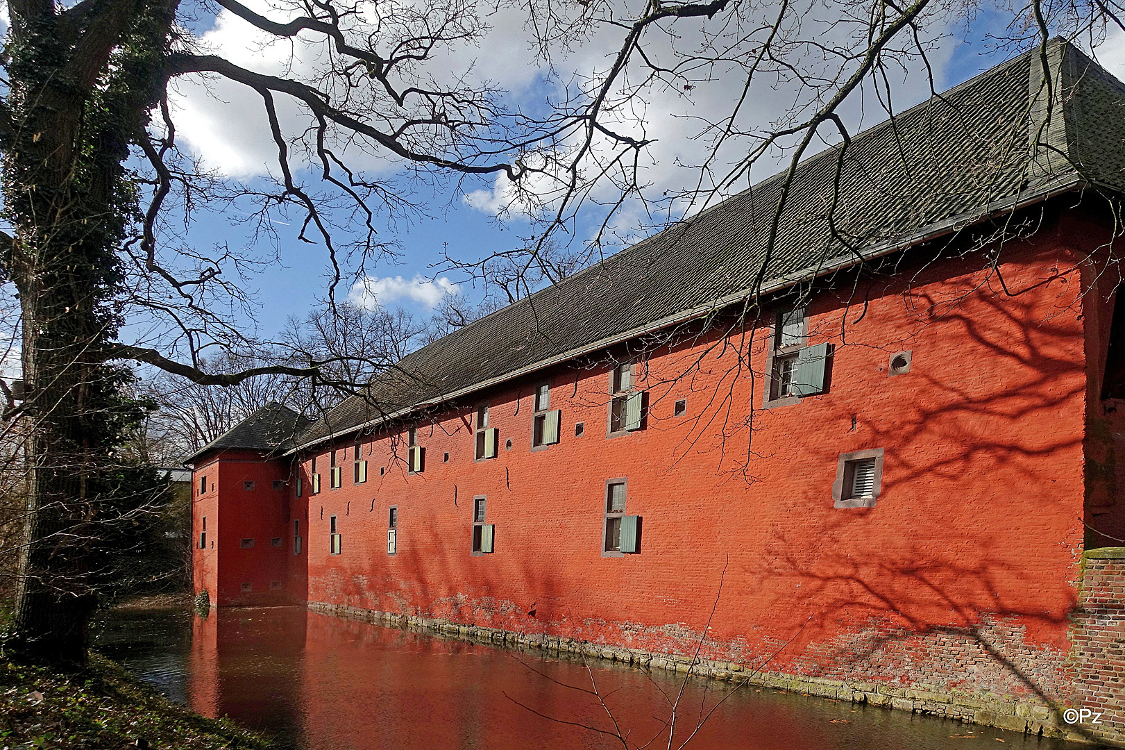 Dienstag ist Spiegeltag: Schloss Rheydt ...