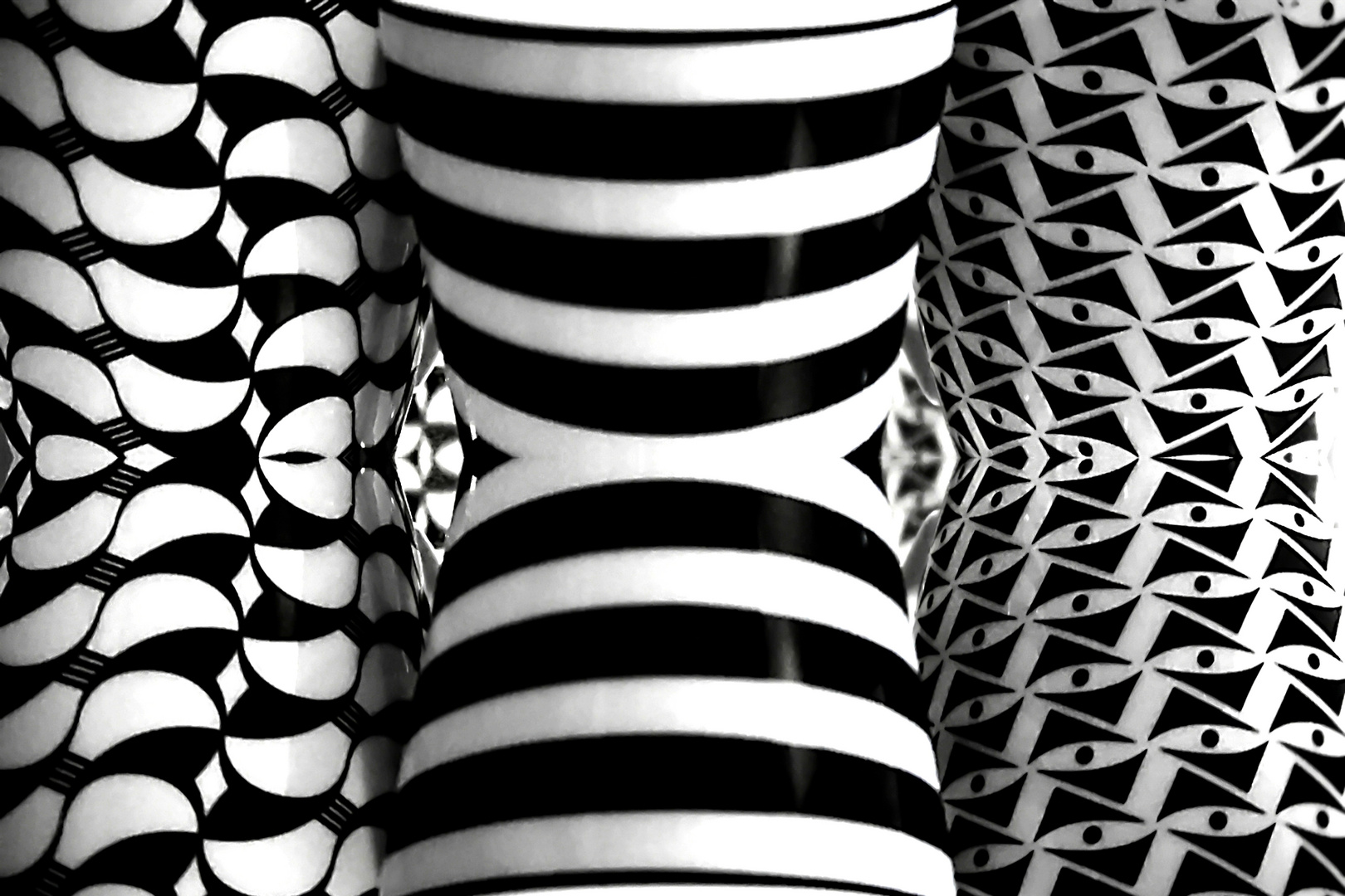 Dienstag ist Spiegeltag - Spiegel-Experiment mit schwarz-weiß gemusterten Tassen