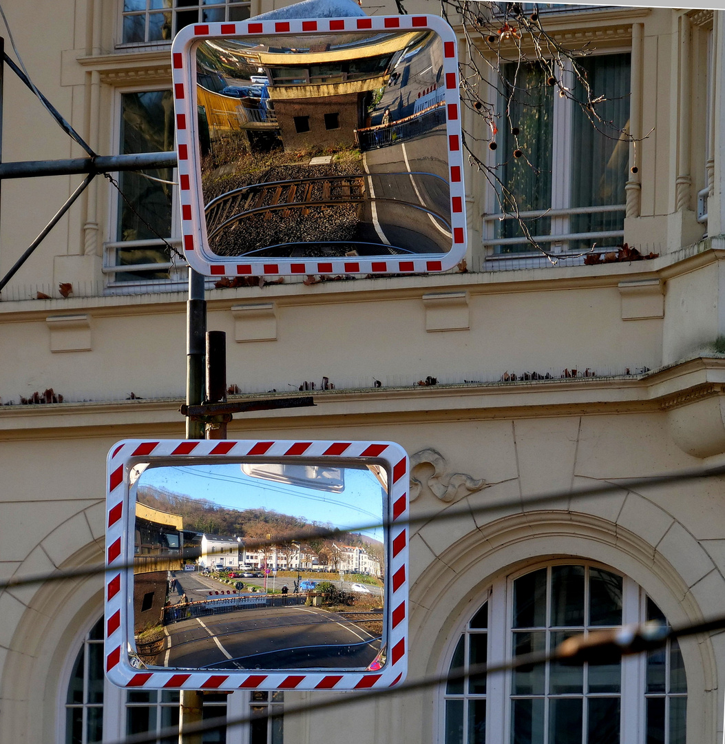 Dienstag ist Spiegeltag: "Warten an der Schranke"