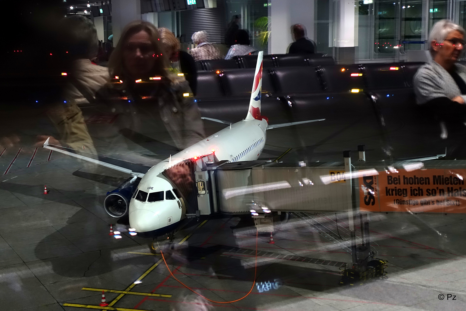 Dienstag ist Spiegeltag: Warten auf Boarding ...