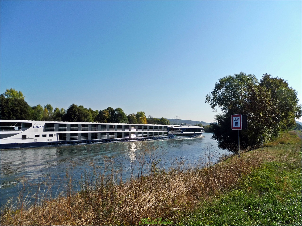 Dienstag -Spiegeltag ....Flusskreuzfahrt-schiff