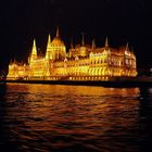 Dienstag -Spiegeltag- Parlament /Budapest
