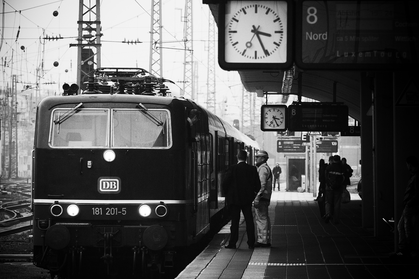 Dienstgespräch am Bahnsteig