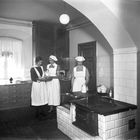 Dienstmädchen in der Küche