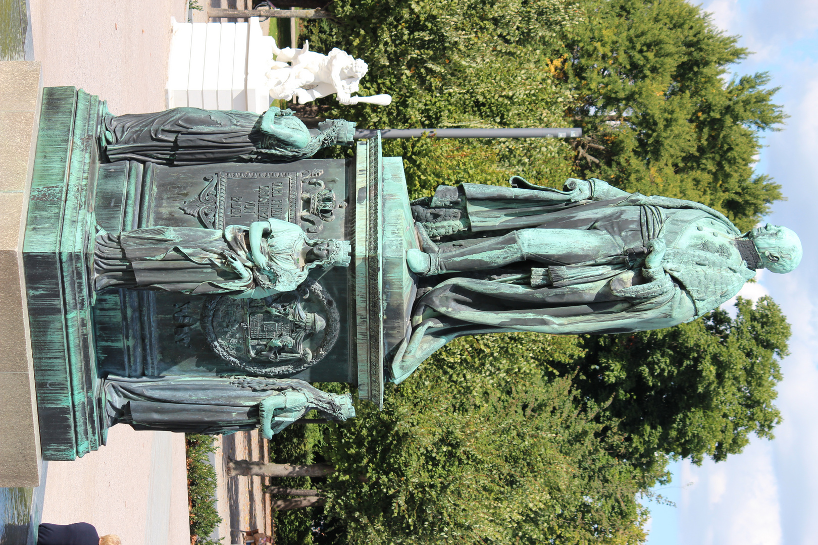 dies ist ein Brunnen vor einem Schloss