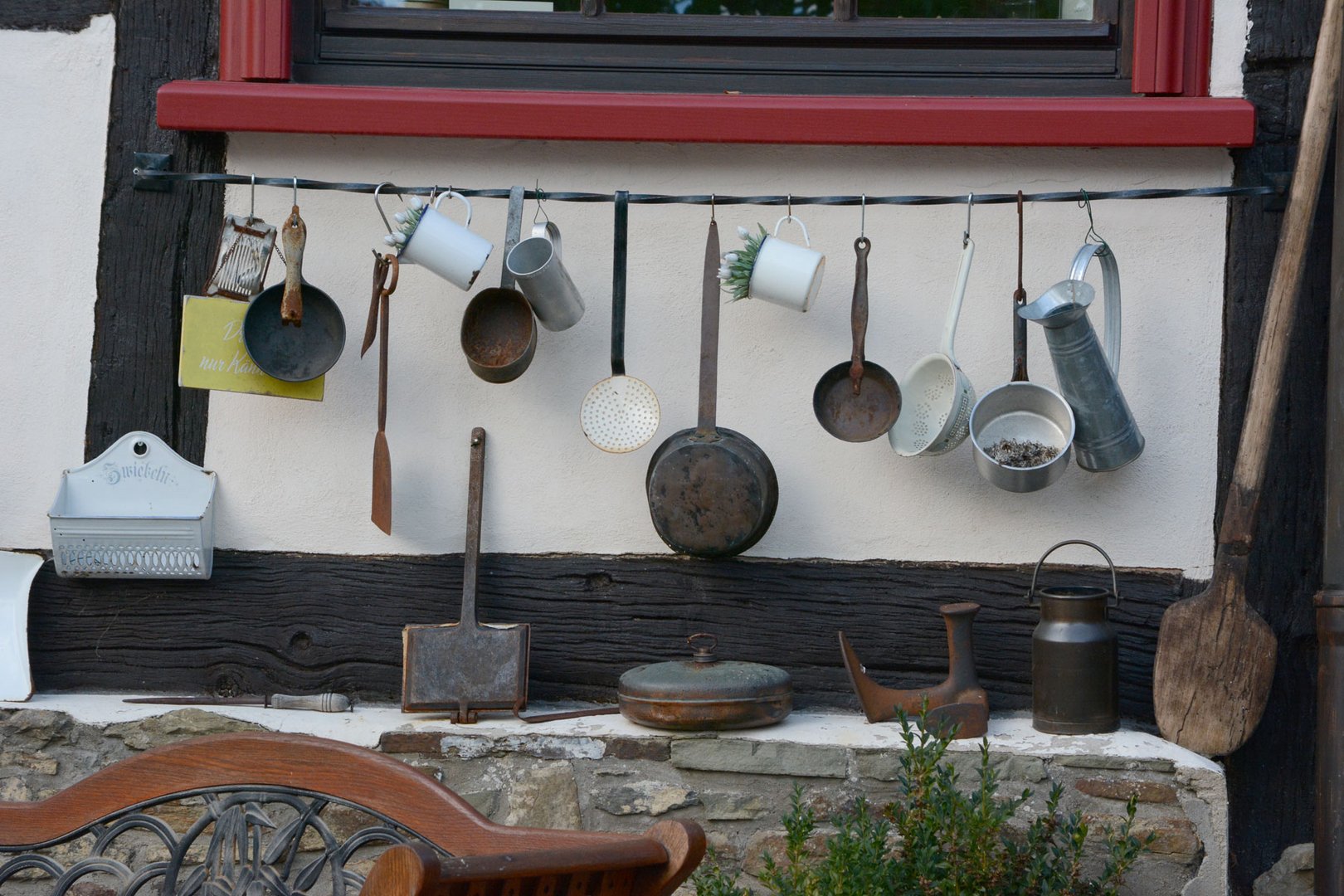 Diese alten Geräte hängen im Nachbardorf am Haus 