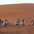 Diese Beduinen versammelten sich an unserem Zeltplatz an den Dünen …