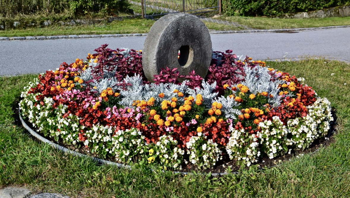 Diese Bepflanzung mit dem Mühlstein…