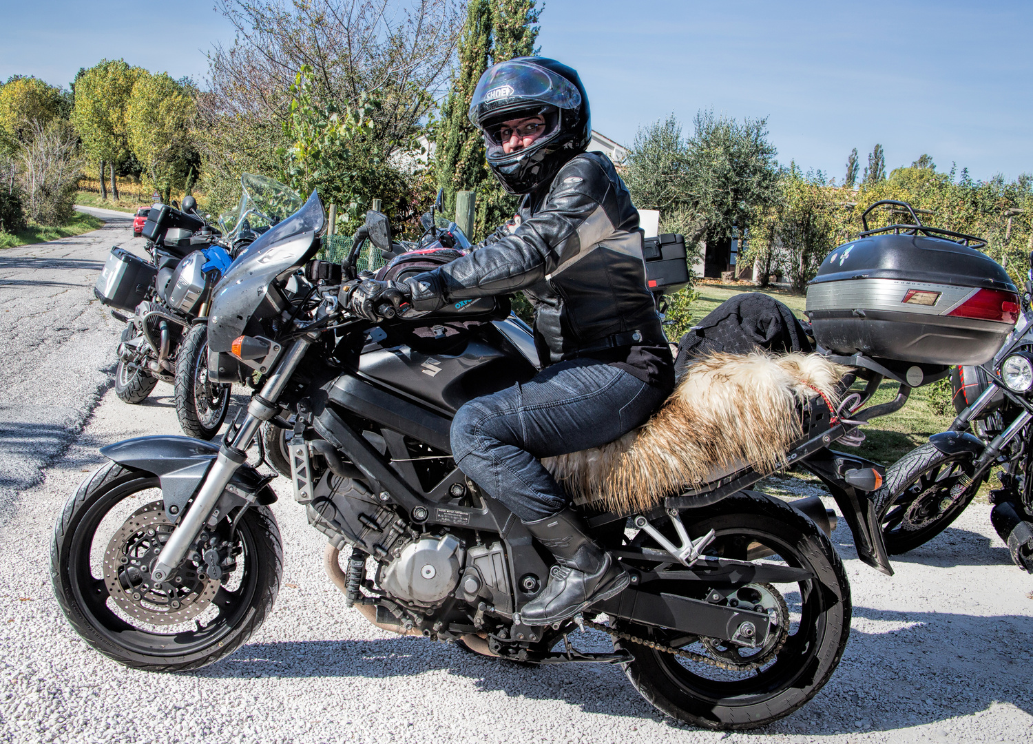 diese Biker-Lady hat schon auf Winterbetrieb umgestellt