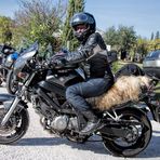 diese Biker-Lady hat schon auf Winterbetrieb umgestellt