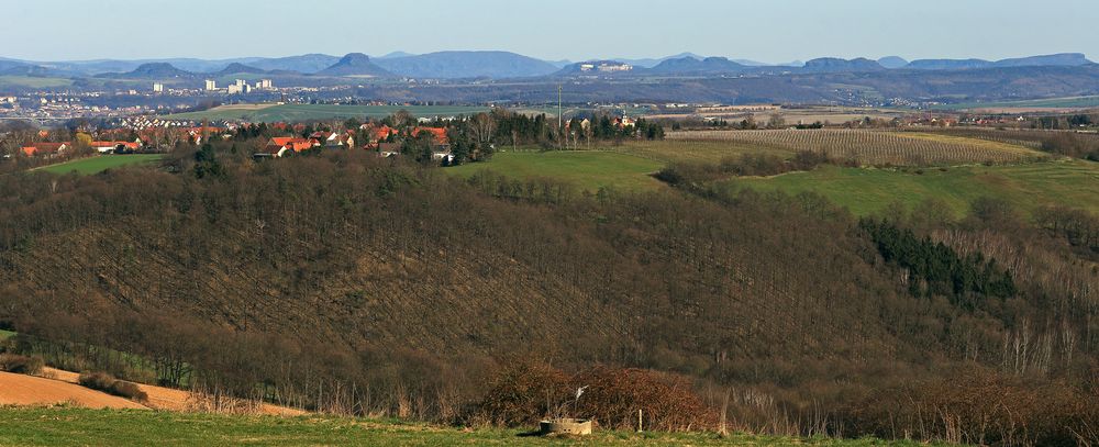 Diese einzigartige, weil sehr komplette Sicht zu den Tafelbergen der Schsischen Schweiz...