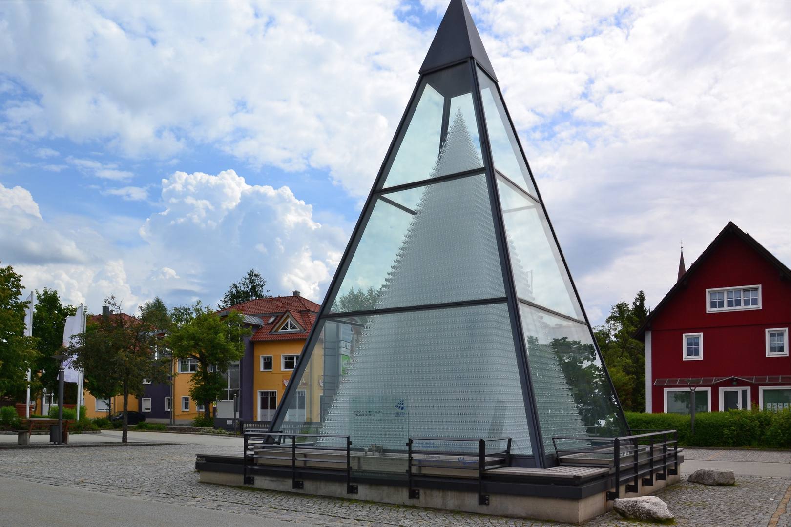 Diese Glaspyramide steht vorm Glasmuseum in Zwiesel