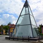 Diese Glaspyramide steht vorm Glasmuseum in Zwiesel