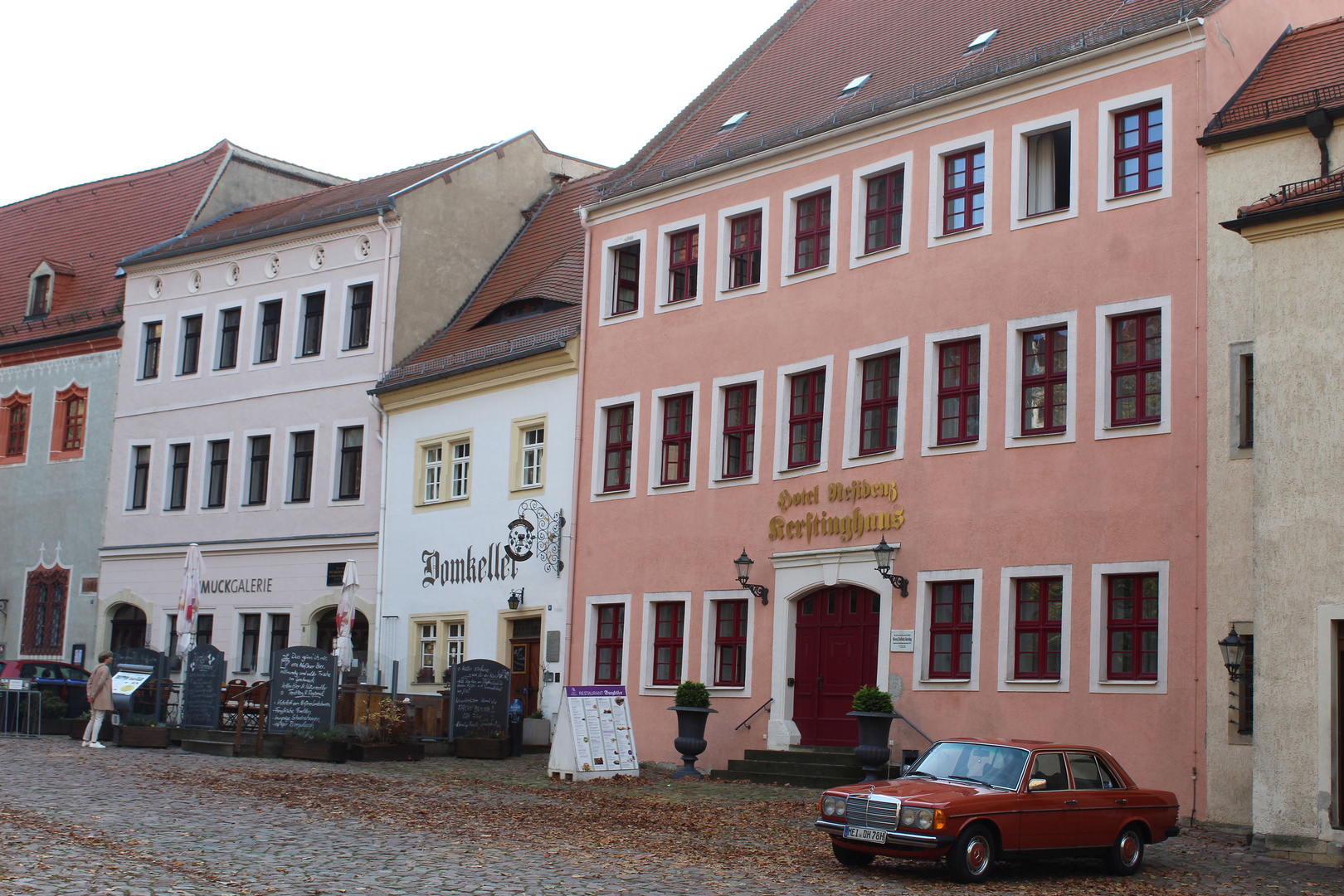 diese herrlichen alten Gebäude umgeben den Burghof