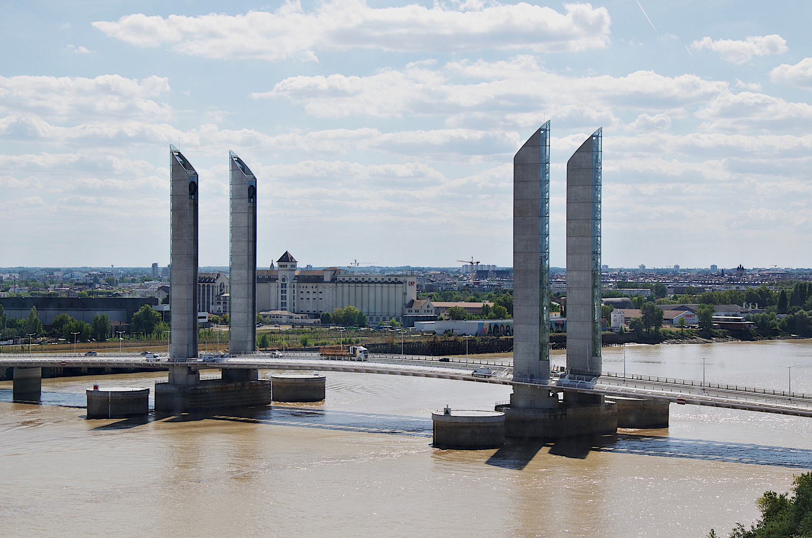 Diese imposante Hubbrücke über die Garonne ...