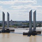 Diese imposante Hubbrücke über die Garonne ...