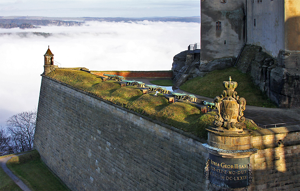 Diese  Kanonen der Festung Königstein sind nach Westen hin postiert und...