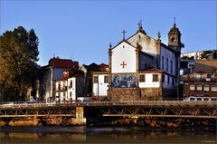 Diese Kirche am Ufer des Douro