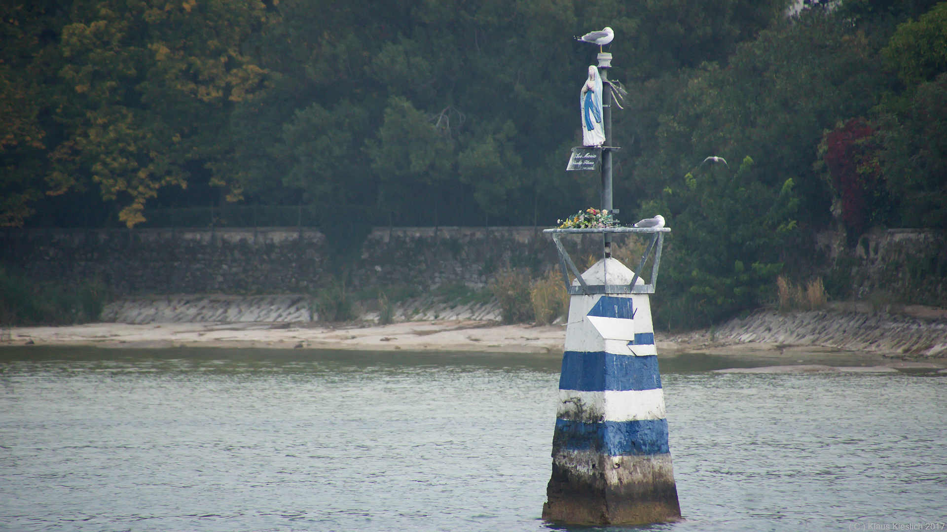 Diese kleine Marienstatue befindet sich im Gardasee vor Sirmione