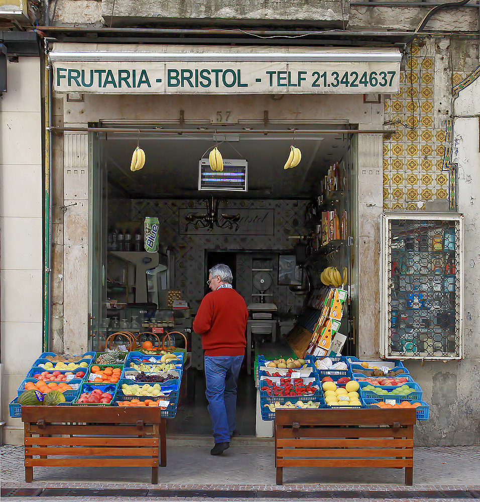 Diese kleinen Gemüse- und Obstläden gibt es viele in Lissabon...