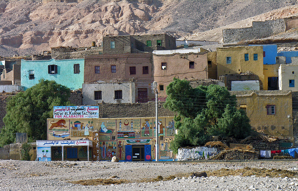 Diese liebevoll angemalten Häuser auf der Westbank von Luxor schaut man immer wieder gerne an.