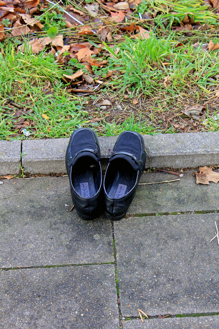 Diese Schuhe standen in Düsseldorf gegenüber von dem ARAG Hochhaus am Bürgersteig
