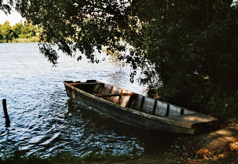 diese seinsame Boot liegt in Ungarn an einem See mit unmerkbaren Namen...