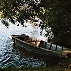 diese seinsame Boot liegt in Ungarn an einem See mit unmerkbaren Namen...