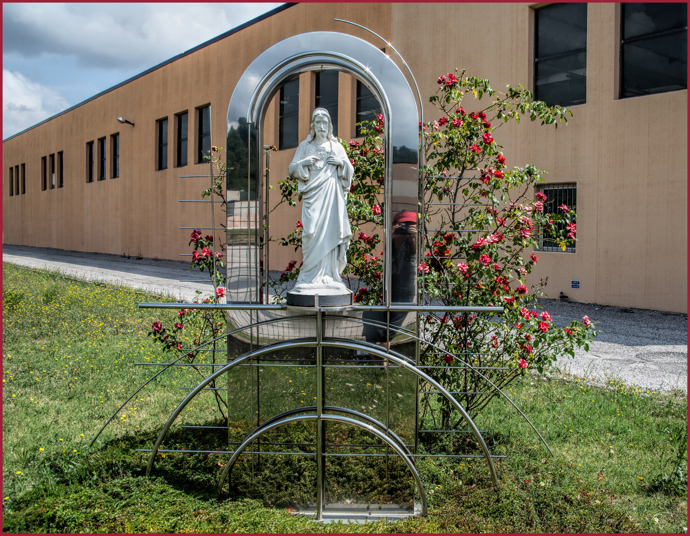 diese Skulptur mit Spiegel-Effekt befindet sich