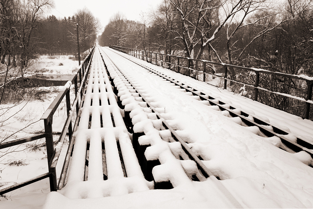 Diese stählerne Eisenbahnbrücke...