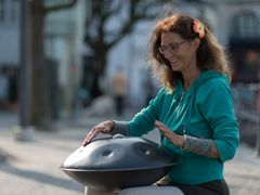 Diese Strassenmusikantin von Luzern, verzauberte die Passanten mit Ihren rhythmischen Klängen.