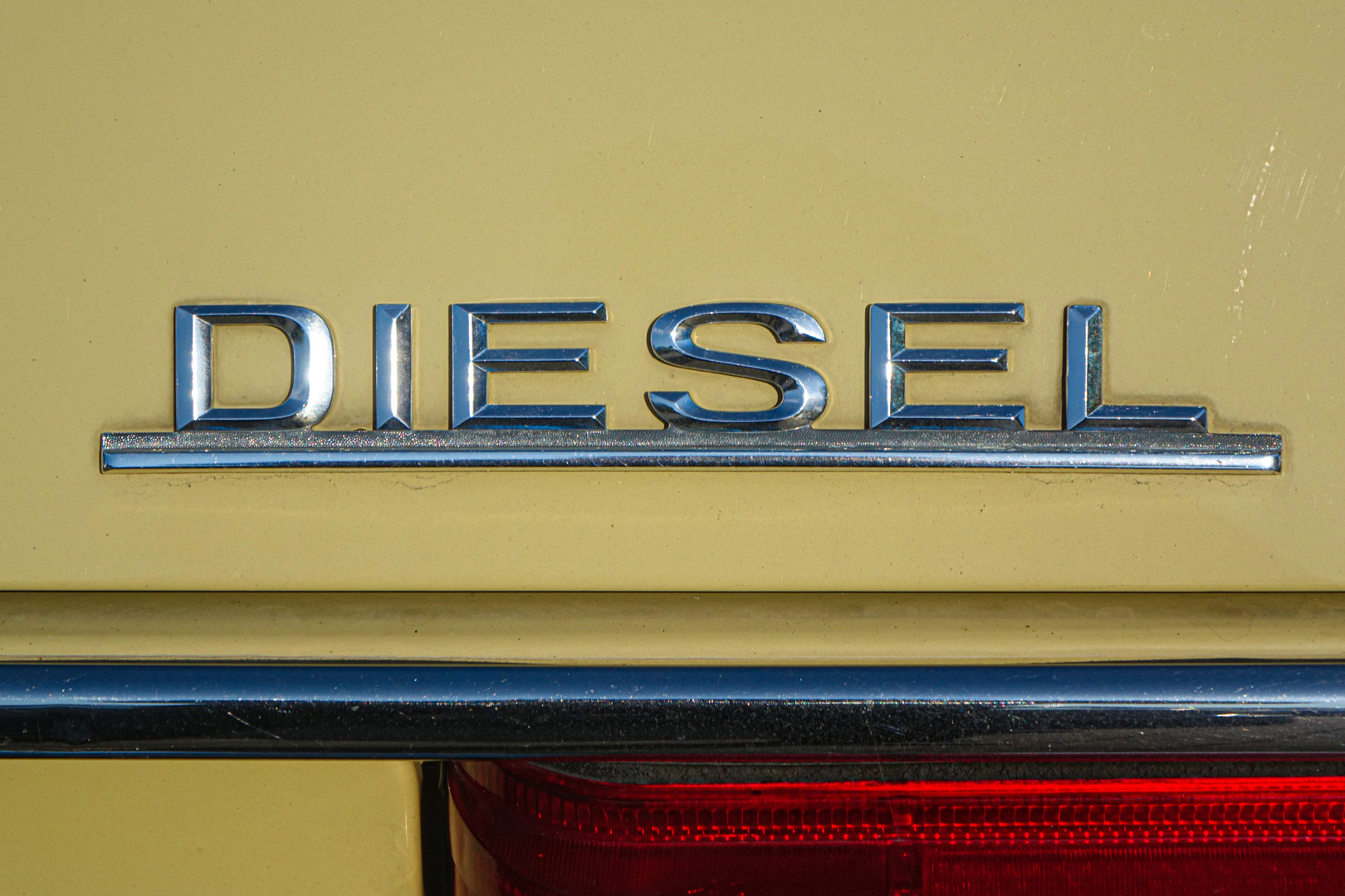 Diesel-Schriftzug auf einem /-8 Mercedes Baujahr 1974