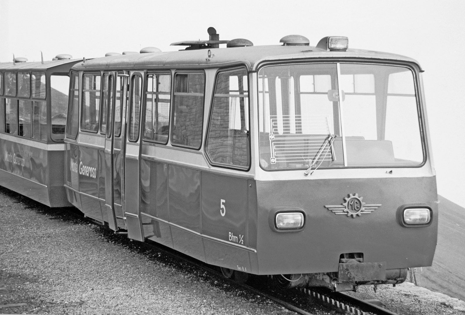 Diesel-Triebwagen 5  Bhm 1/2 mit Vorstellwagen.