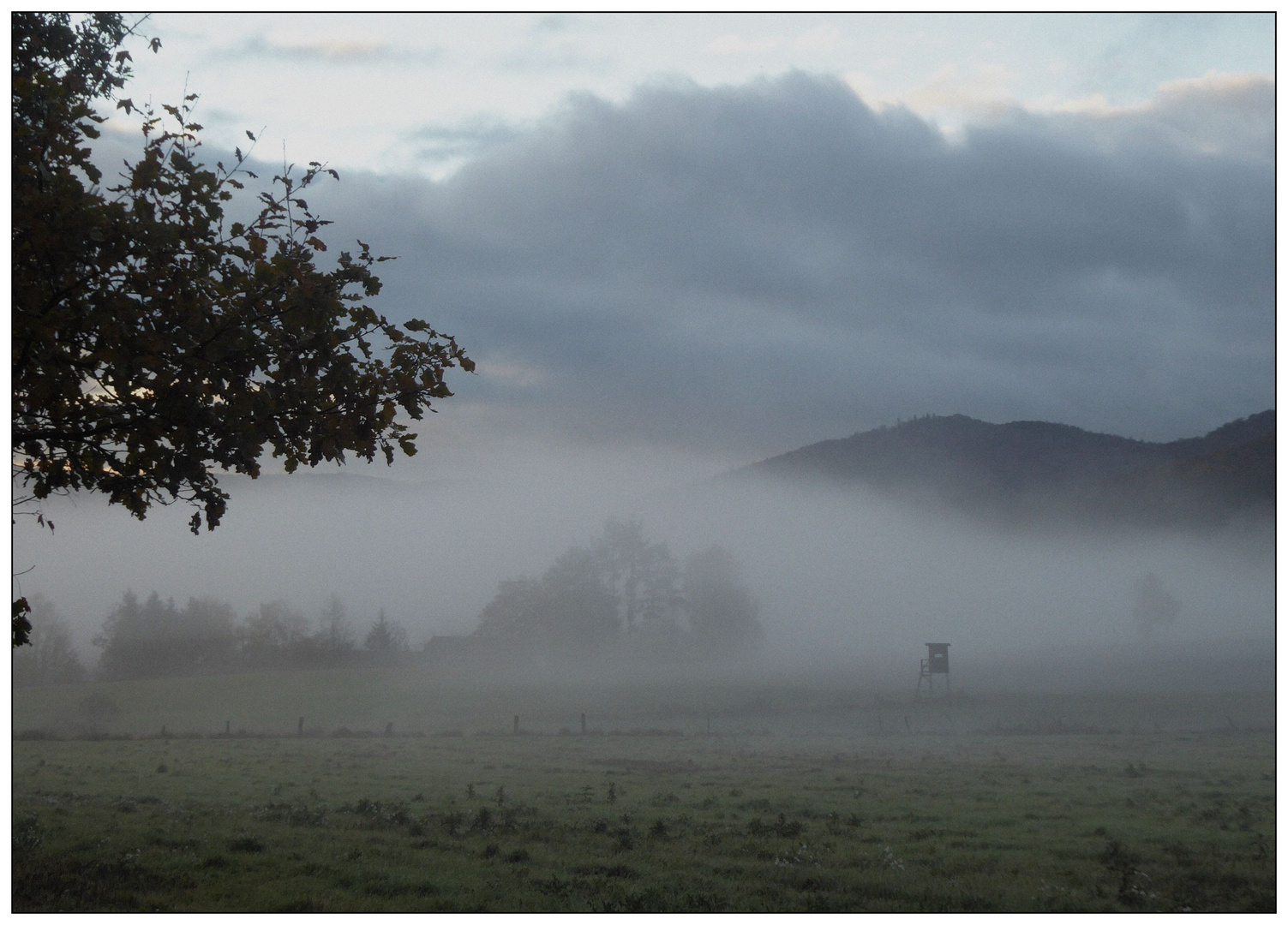 Dieselbe Landschaft am nebligen Herbstmorgen