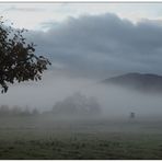 Dieselbe Landschaft am nebligen Herbstmorgen