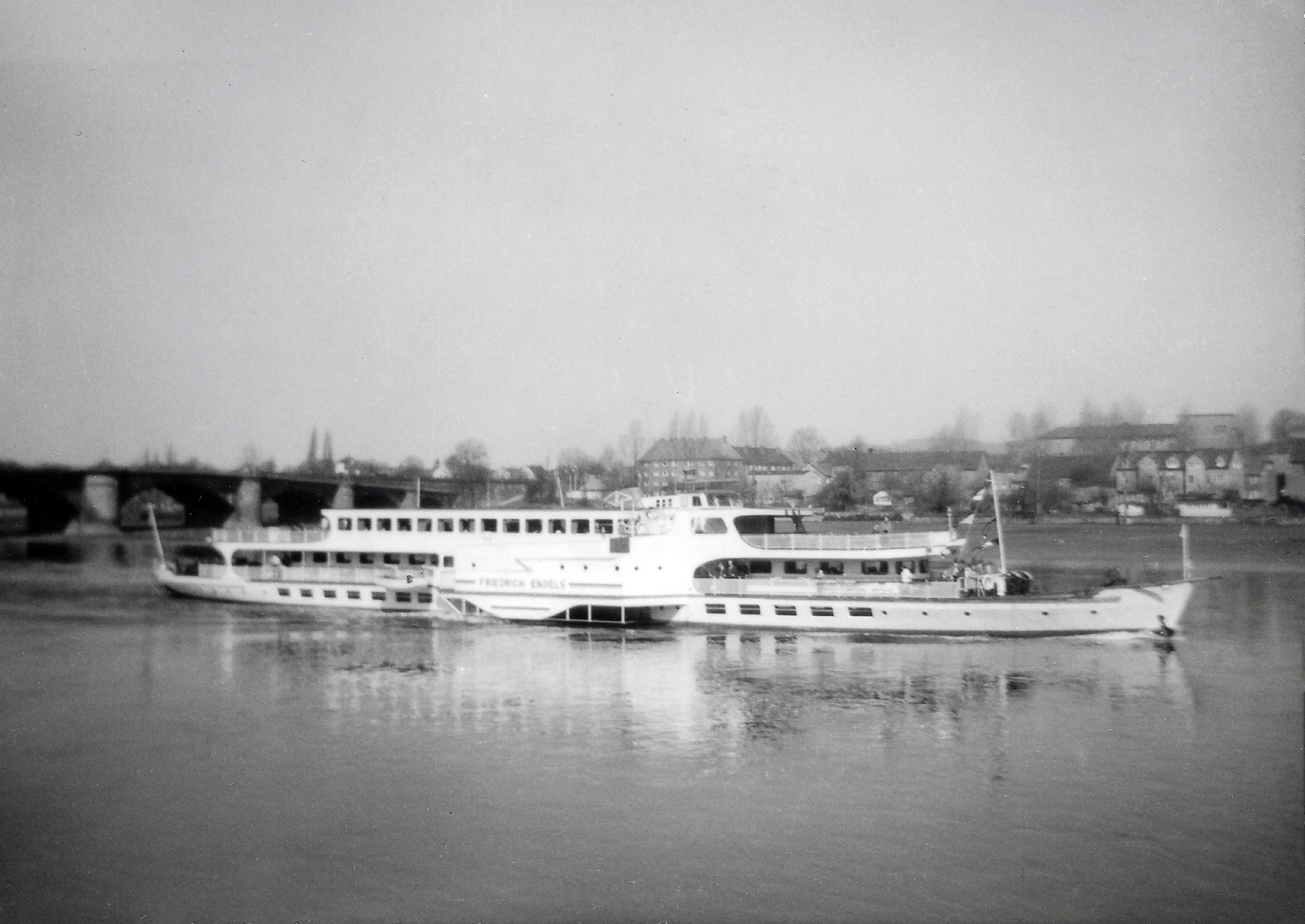 Dieselelektrisches Seitenradschiff "Friedrich Engels" in Pirna 1977