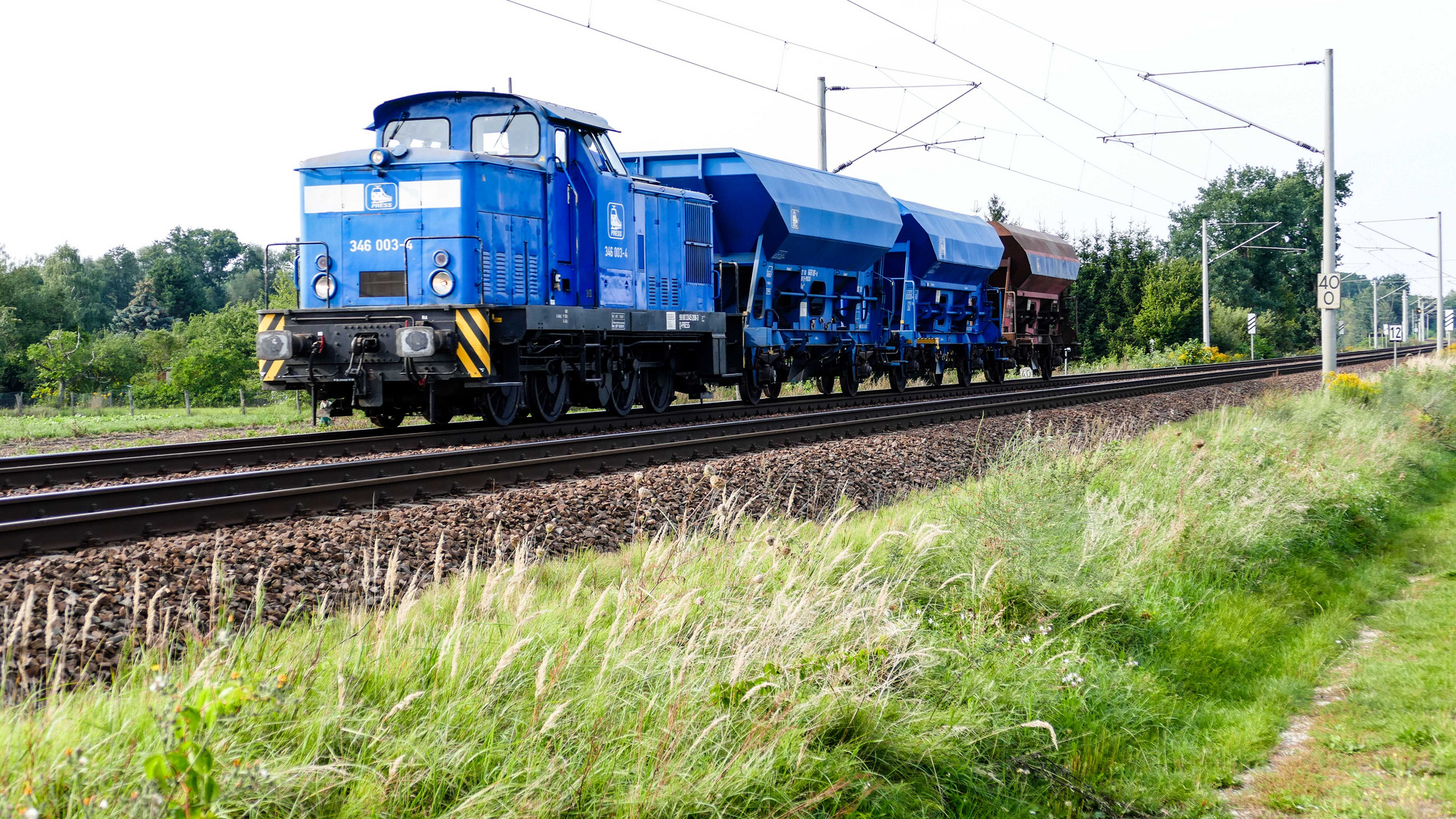 Diesellok 346 003-4  mit 3 Waggon am Haken in Ri. Bitterfeld unterwegs