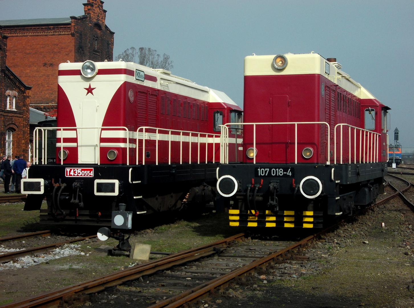 Diesellok T435 und BR 107 als Gastlokomotiven beim Dampflokfest in Staßfurt am 28. und 29.03.