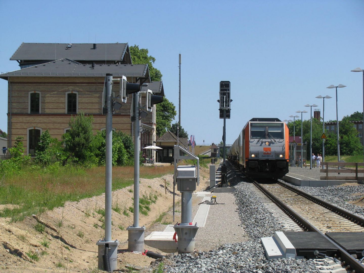 Diesellokomotive 246 001-2 -hvle- mit Kesselwagen-Ganzzug am Gleis 2, Grevesmühlen Bf